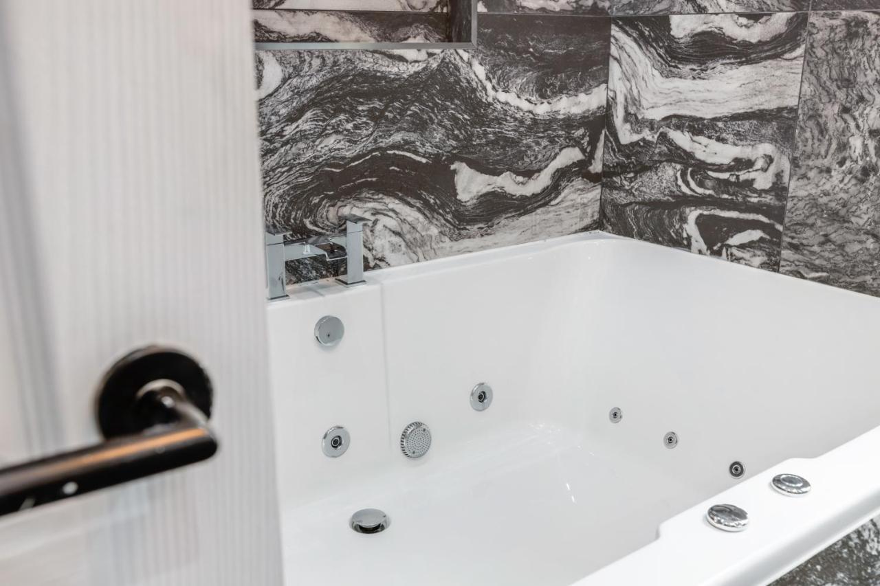 Crystal Towers Sasco Apartments Blackpool Bagian luar foto